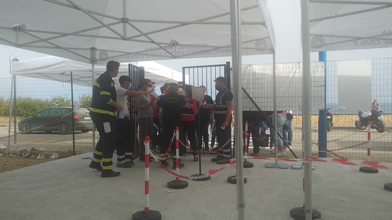 hub vaccinale ingresso proteste 2021