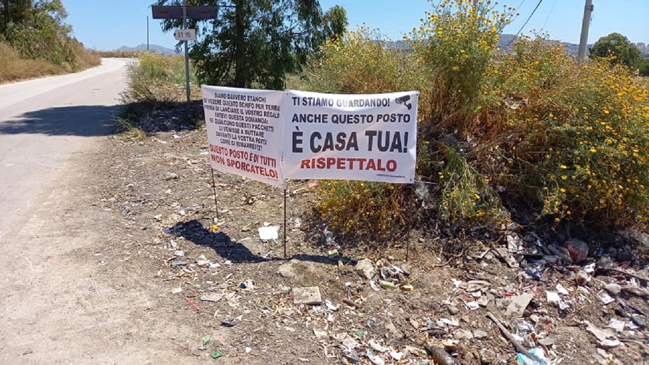 raganella striscione protesta 2021