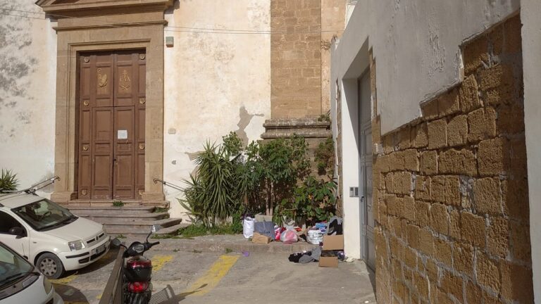 rifiuti davanti chiesa 1