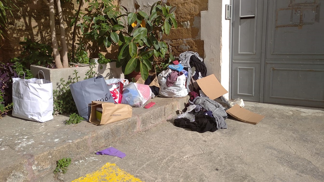 rifiuti davanti chiesa 2