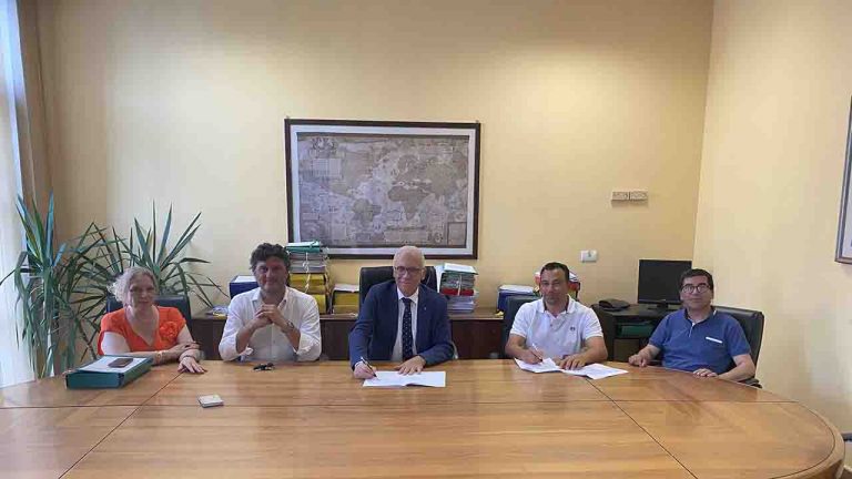 Foto stipula contratto Strade Provinciali GENIO CIVILE