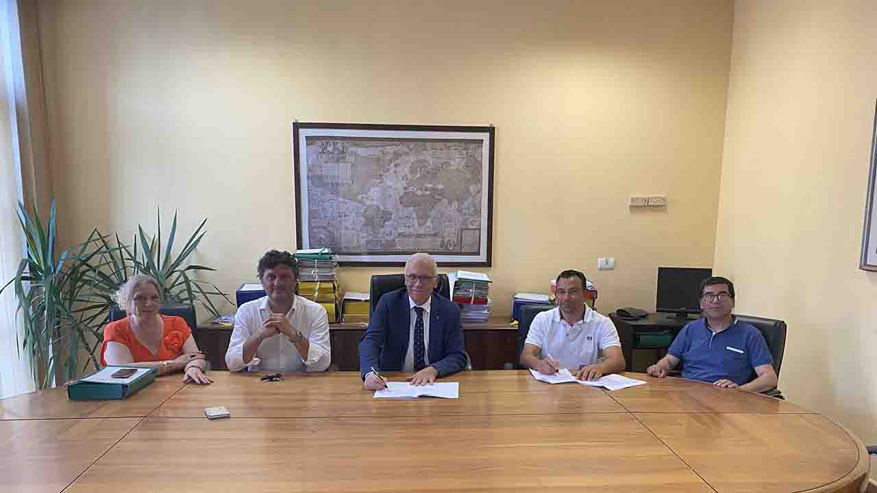 Foto stipula contratto Strade Provinciali GENIO CIVILE