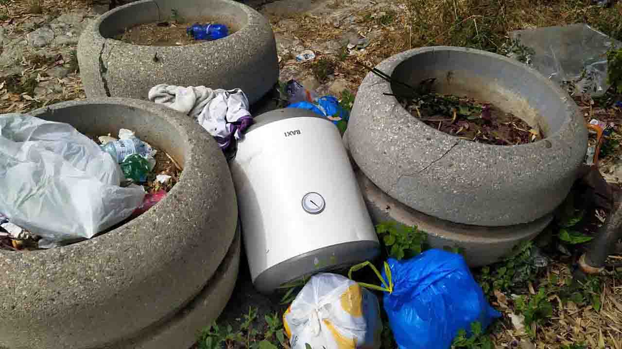 Via Eleonora d'Aragona sporcizia 3 1280X720