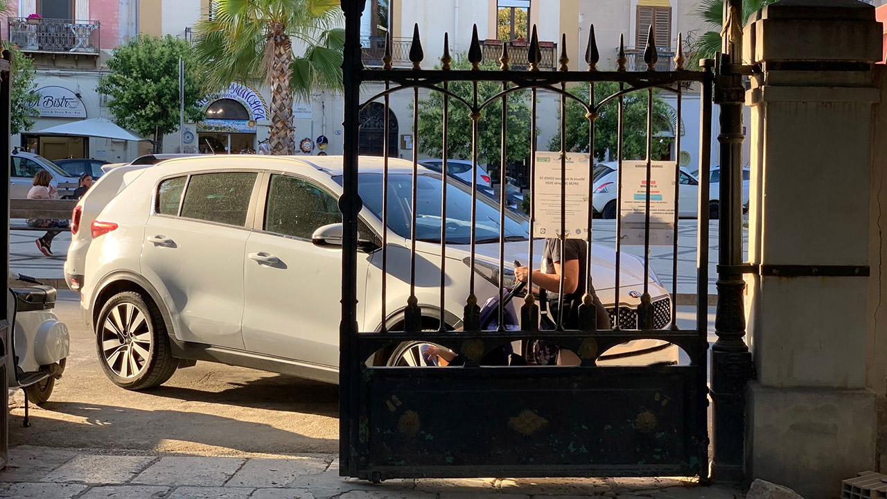 Villa comunale auto parcheggiata