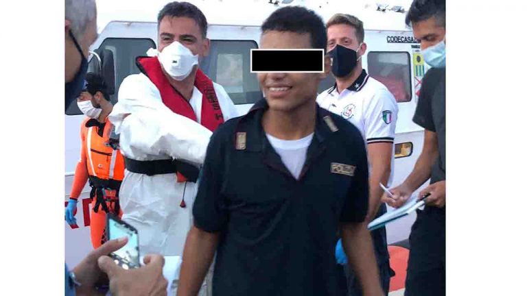 migrante con maglietta Polizia