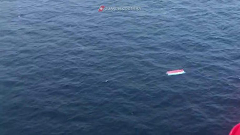 BARCONE SI RIBALTA A LAMPEDUSA, SI CERCANO DISPERSI