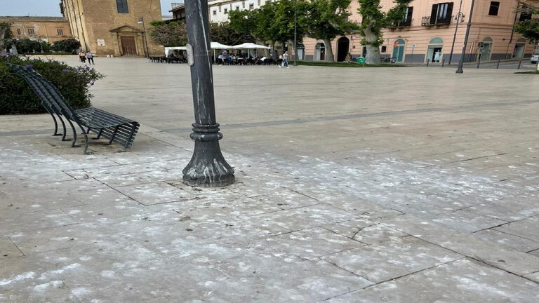 piazza scandaliato erbacce