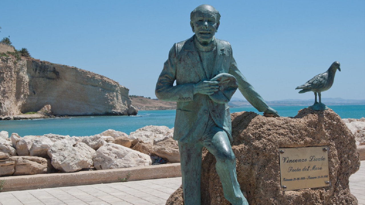 poeta licata statua porto