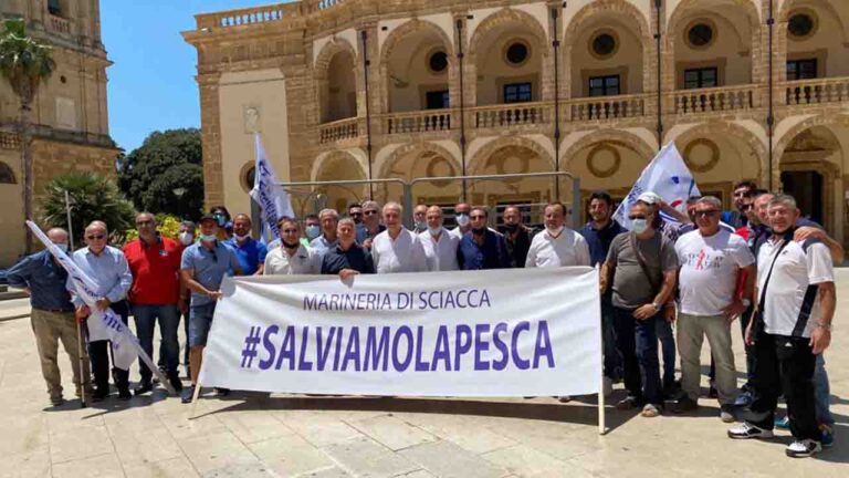 protesta pescatori marineria sciacca a mazara del vallo