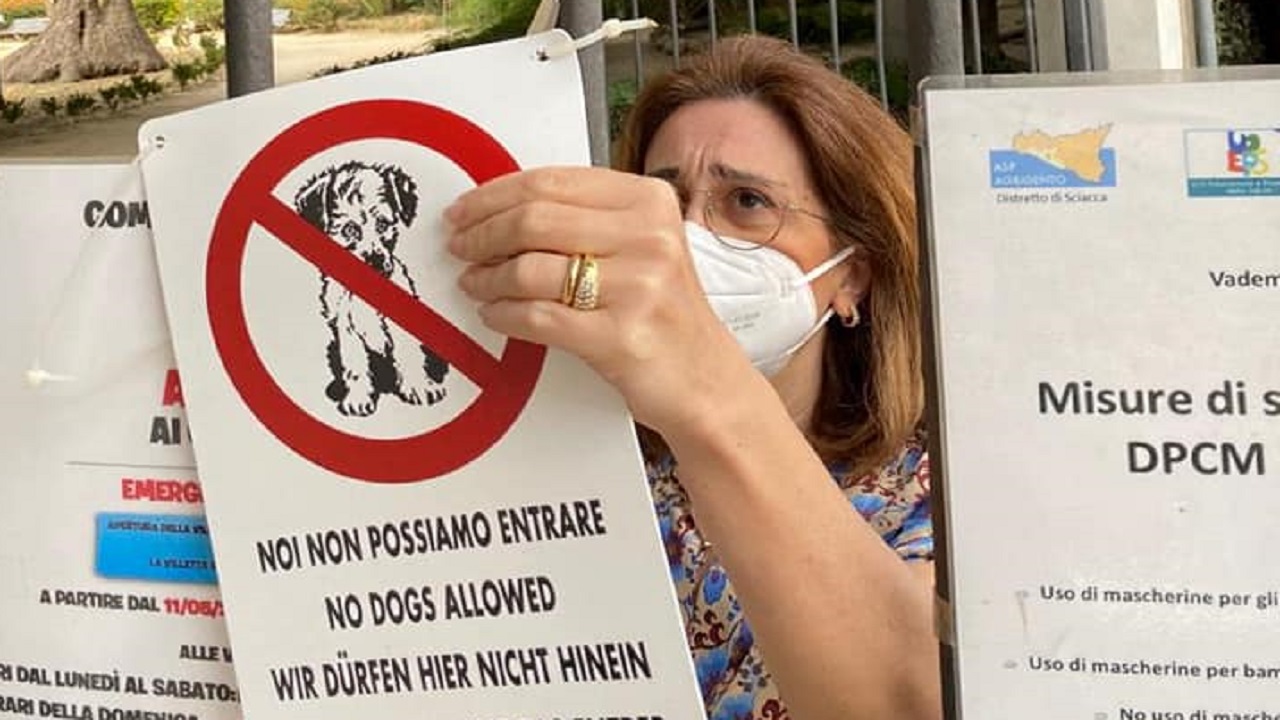 rimozione cartello divieto cani villa 2021 sindaco