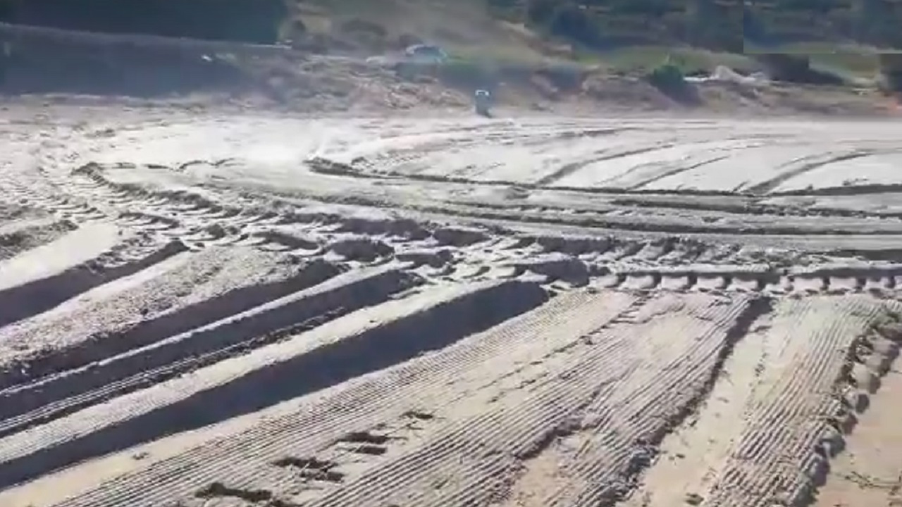 spiaggia segnali di mezzi sulla sabbia 2021