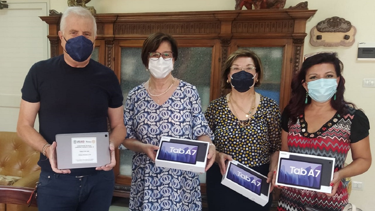 tablet dono rotary a liceo artistico 2021