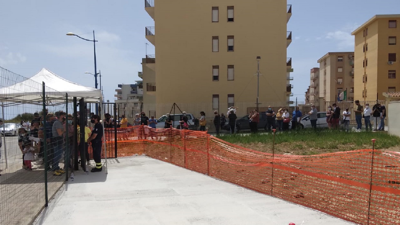 vaccini fila sotto il sole 2021