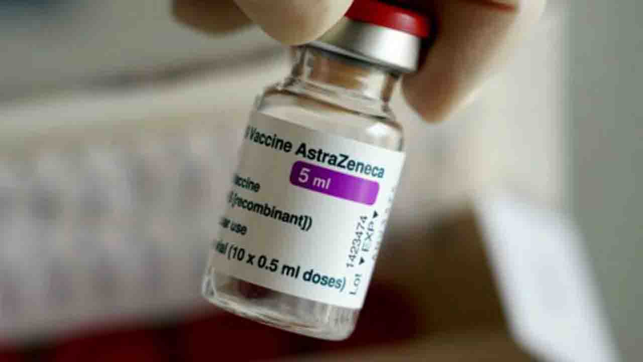 Vaccini, l'Ema fa marcia indietro su AstraZeneca