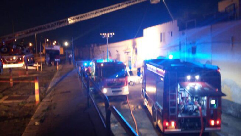 vigili del fuoco notte incendio