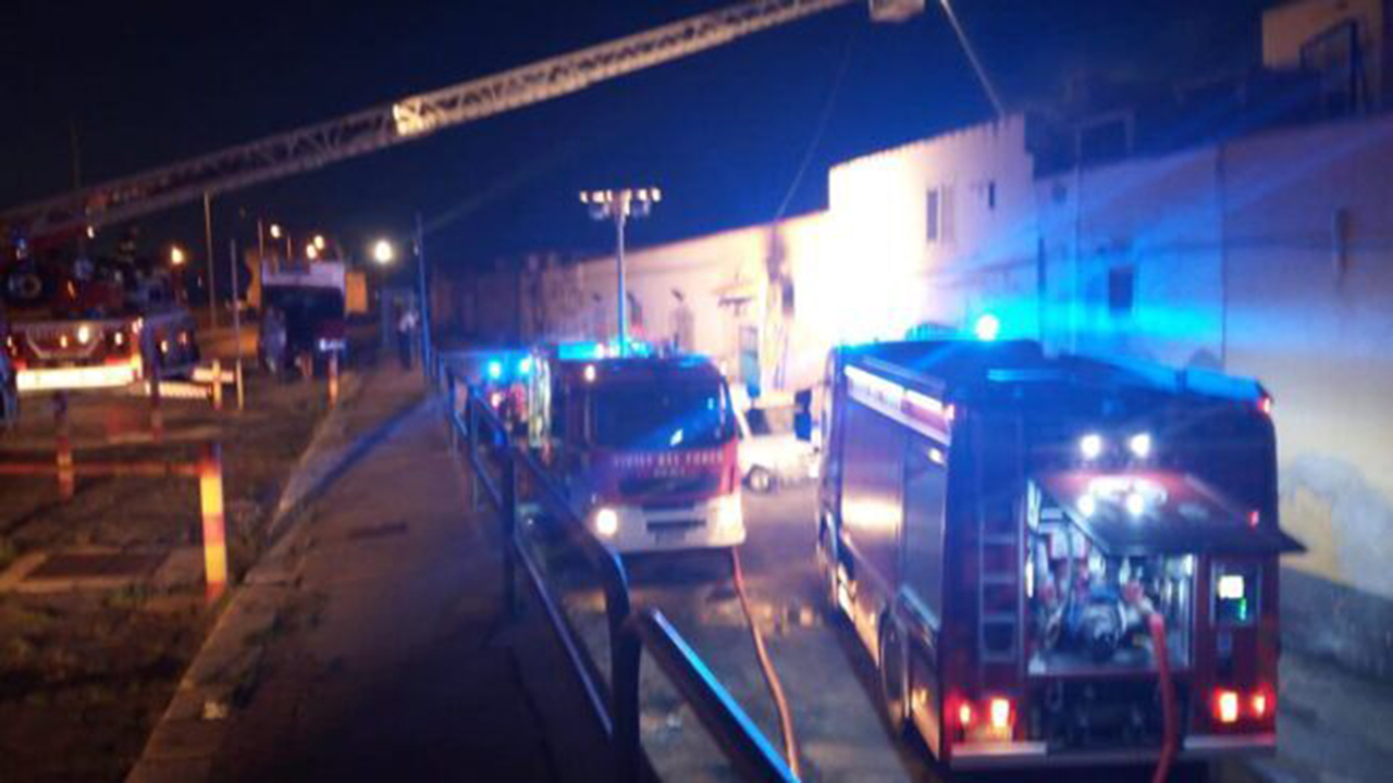 vigili del fuoco notte incendio