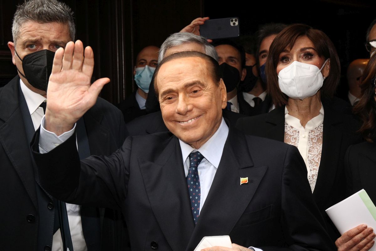 Berlusconi “Opporsi al vaccino non è libertà, serve unità nazionale”