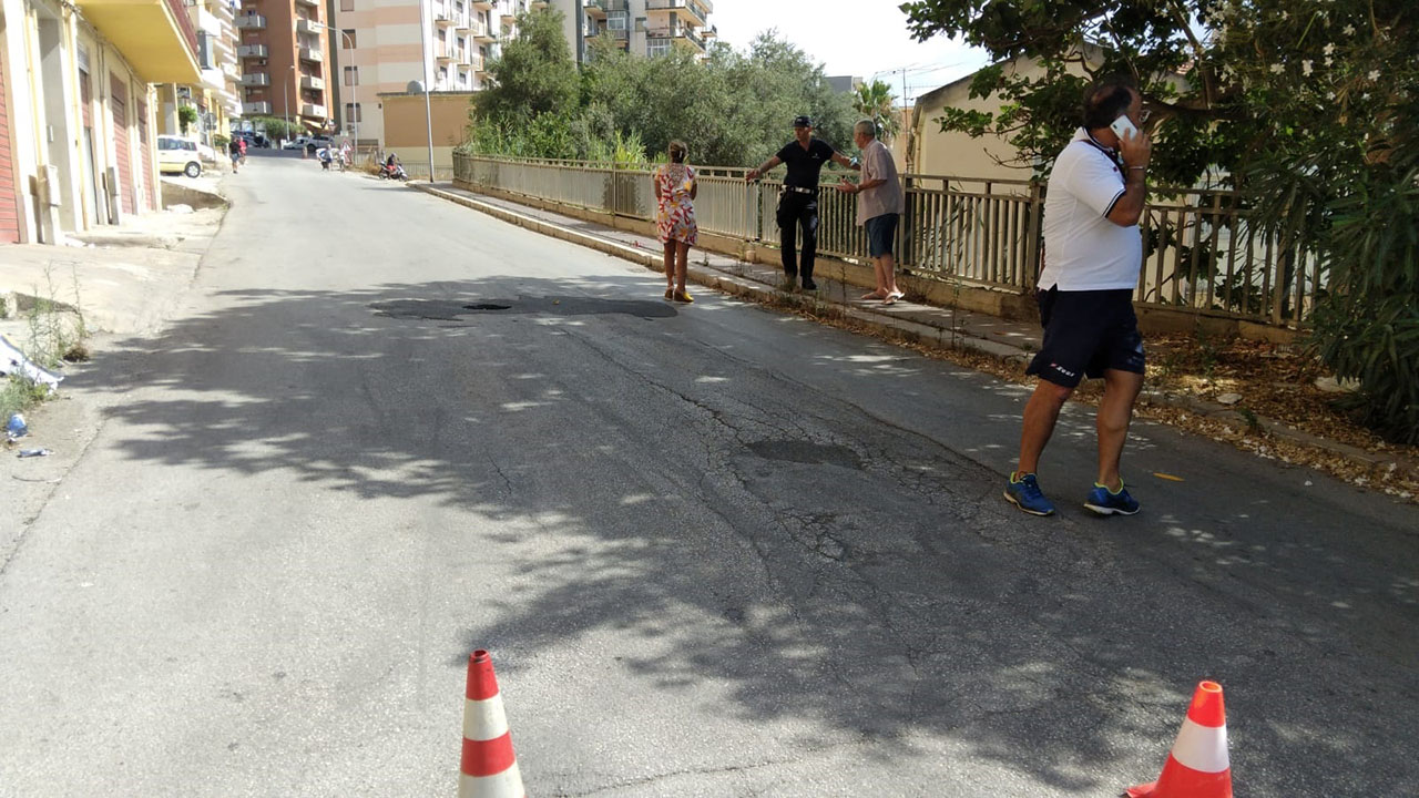 Via Amendola, quella buca era stata rattoppata alcuni giorni fa...senza riempire il vuoto sottostante