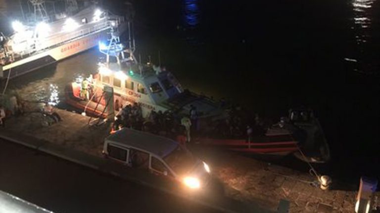Catania incendi persone evacuate via mare