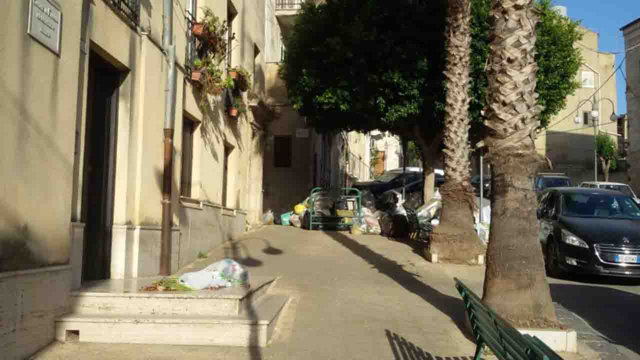 Favara rifiuti davanti al municipio