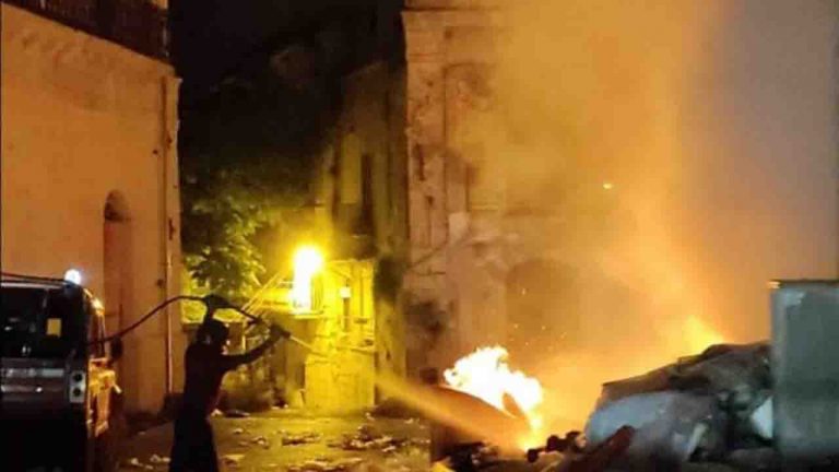 Favara rifiuti incendio palazzo storico