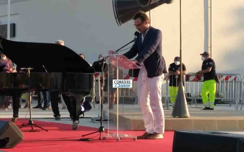 Forti emozioni all'inaugurazione del Mac di Gibellina tra tramonto, recita di Preziosi e omaggio a Battiato al pianoforte