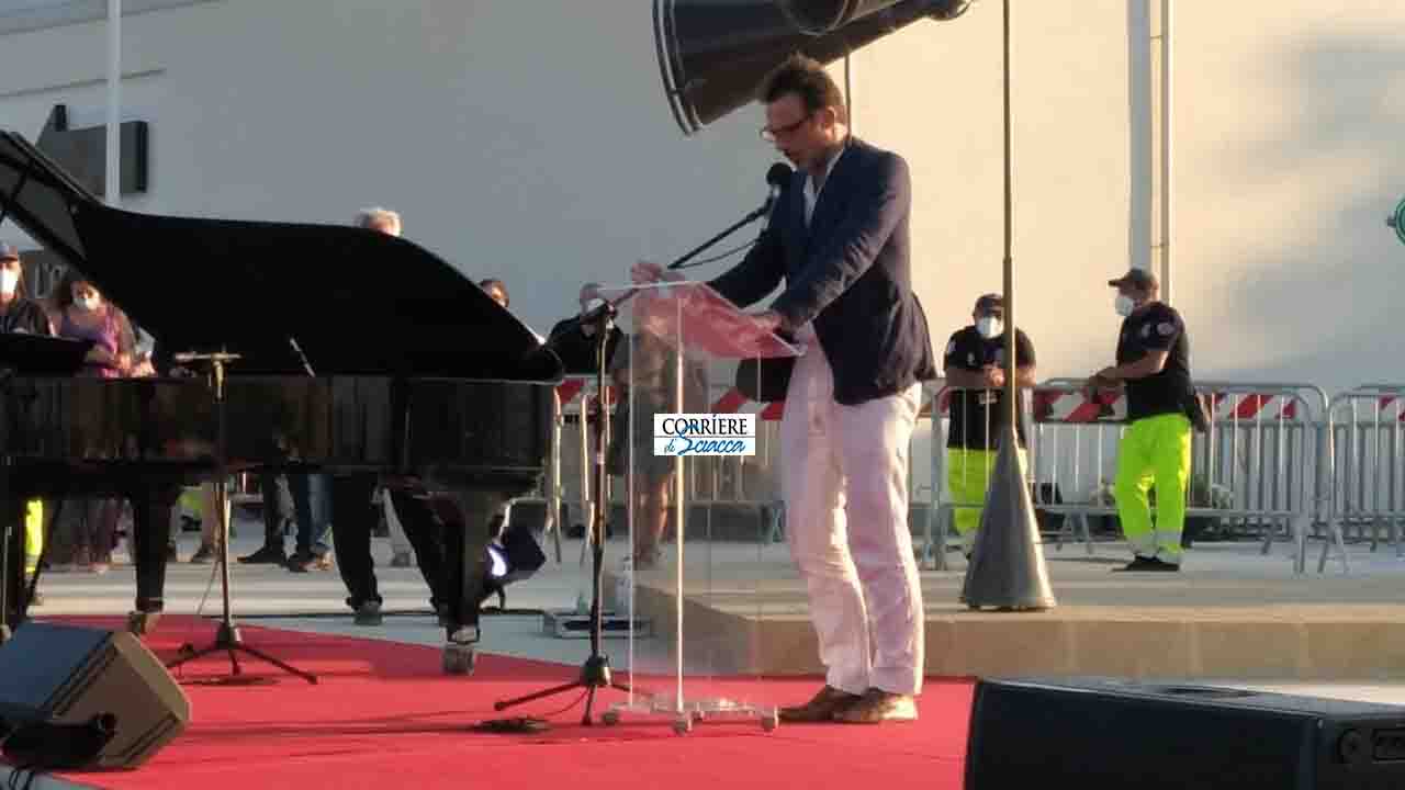Forti emozioni all'inaugurazione del Mac di Gibellina tra tramonto, recita di Preziosi e omaggio a Battiato al pianoforte