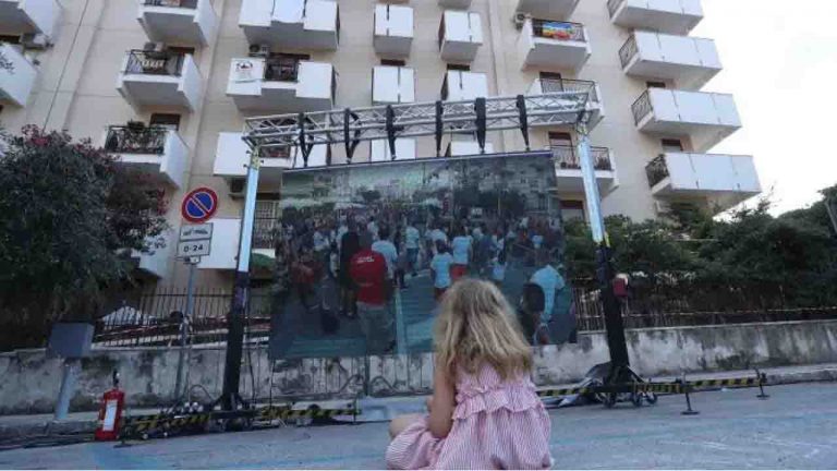 La bambina non deve andare al corteo per Falcone e Borsellino