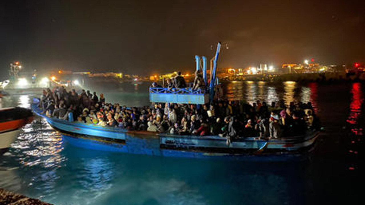 Dodici sbarchi con 178 migranti durante la notte a Lampedusa