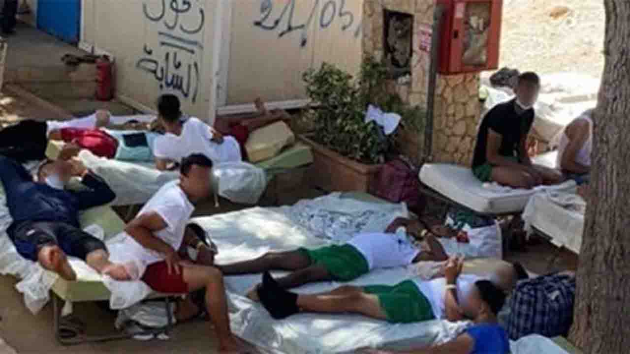 Migranti ammassati, torna l'emergenza_ Covid, foto choc --1