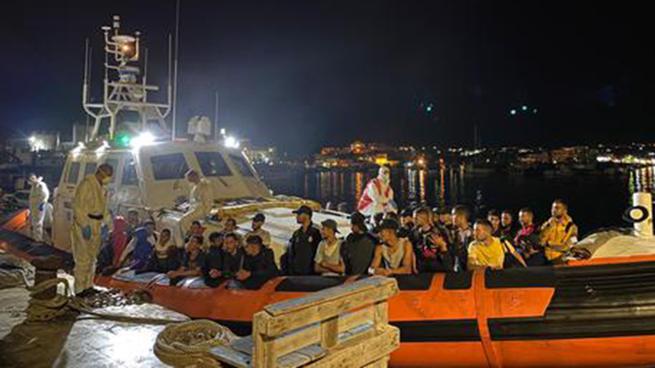 Lampedusa, soccorso barcone di migranti. A bordo 8 cadaveri