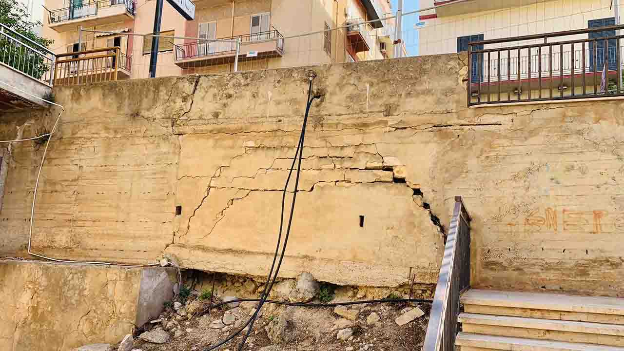 Muro pericolante via Cappucccini 1