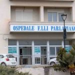 Il giovane, trovato privo di sensi vicino alla villetta comunale, presenta fratture multiple e un...