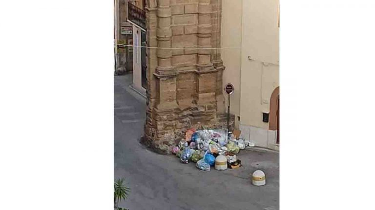 Porta Palermo con rifiuti
