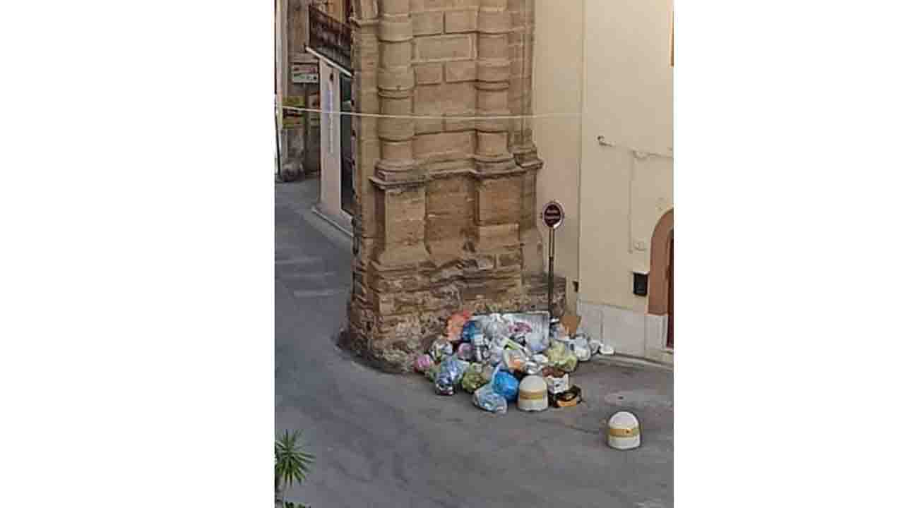 Porta Palermo con rifiuti