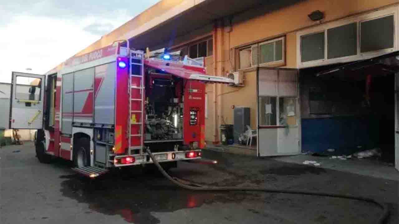 Pozzallo incendio centro accoglienza migranti