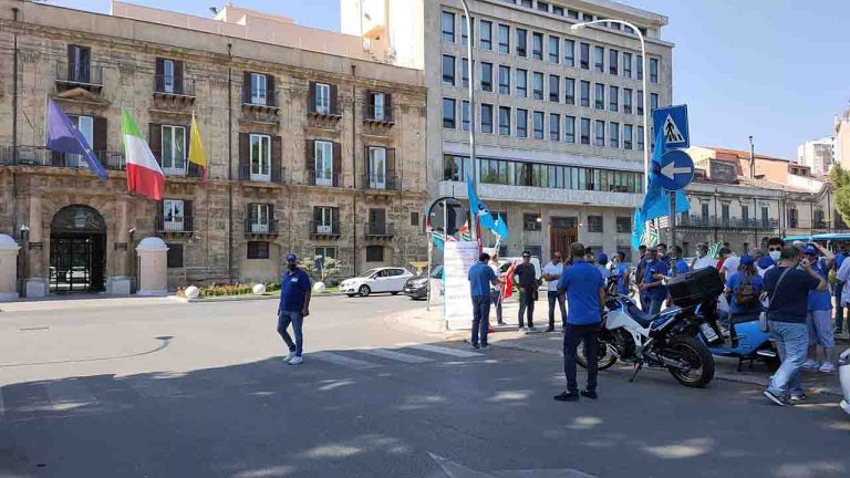 Sit in lavoratori Girgenti Acqua Palermo 1