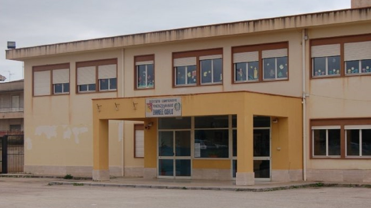 centro-vaccinale-scuola-696x677