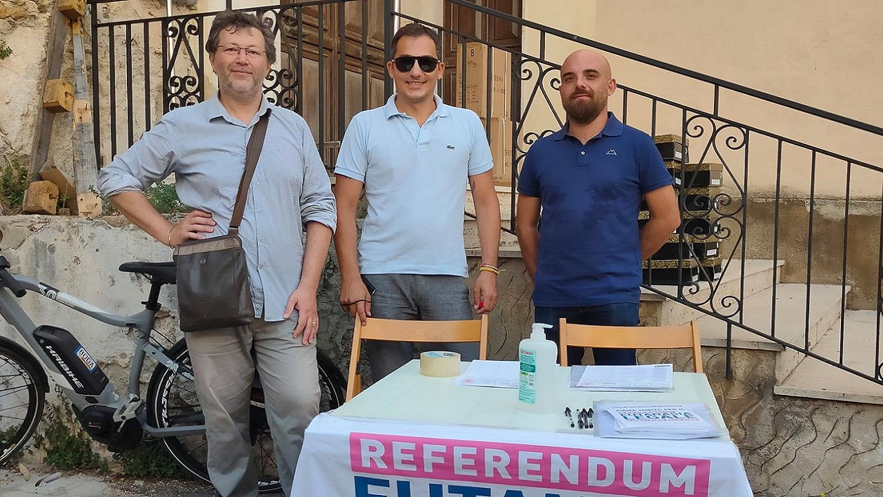 Referendum eutanasia legale, domani raccolta firme anche in spiaggia