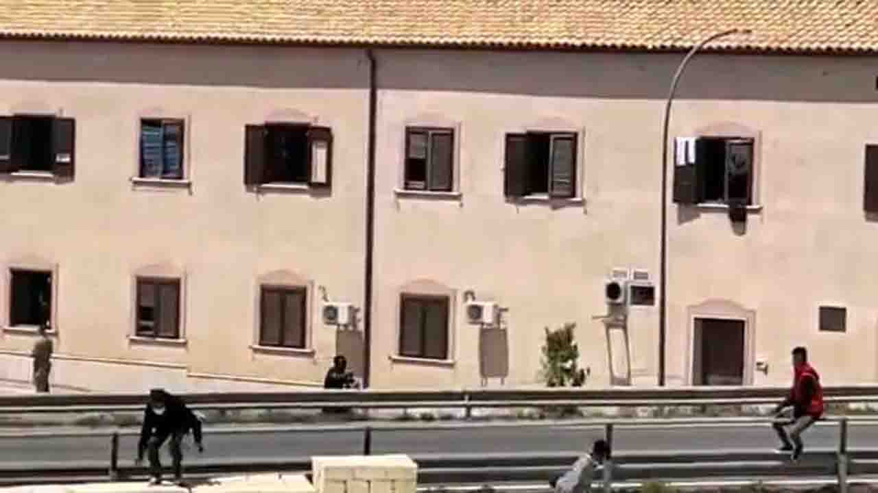 fuga migranti villa sikania-4