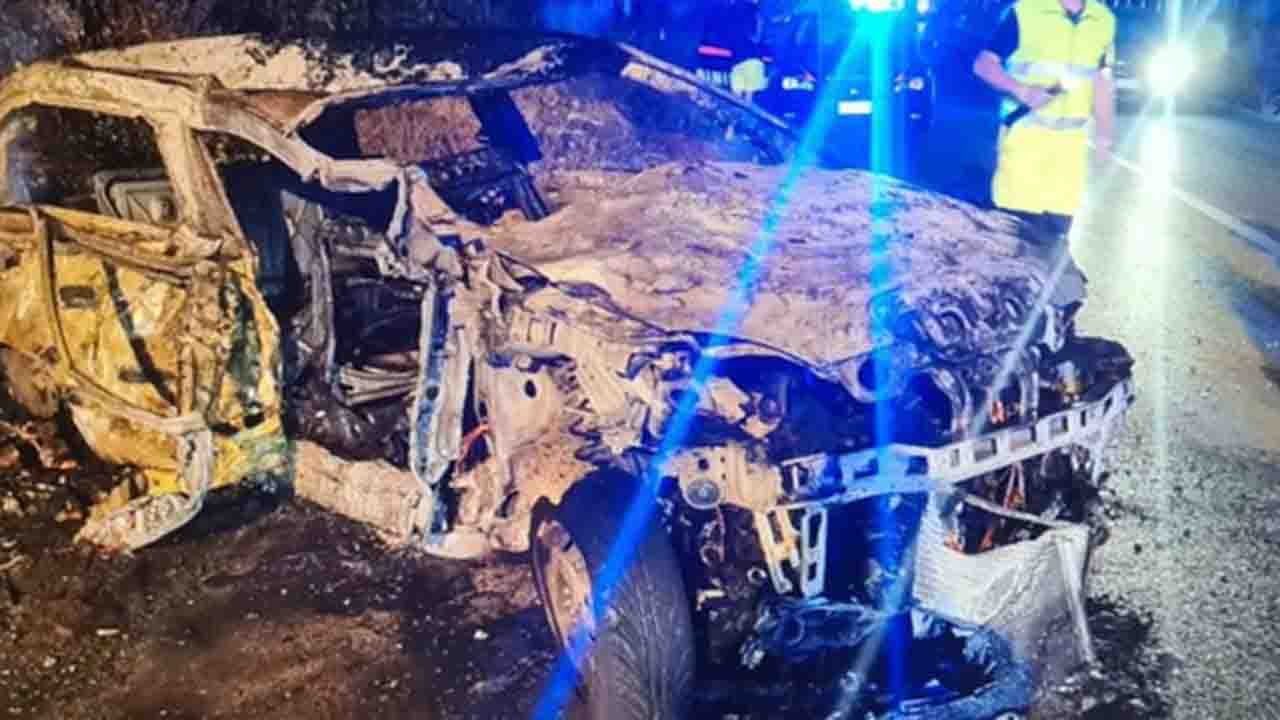 incidente carini auto incendiata