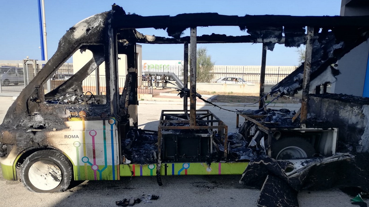 Bus elettrico turistico a fuoco a Mazara del Vallo
