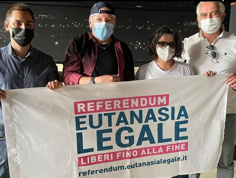 Eutanasia, Vasco Rossi firma per referendum fine vita