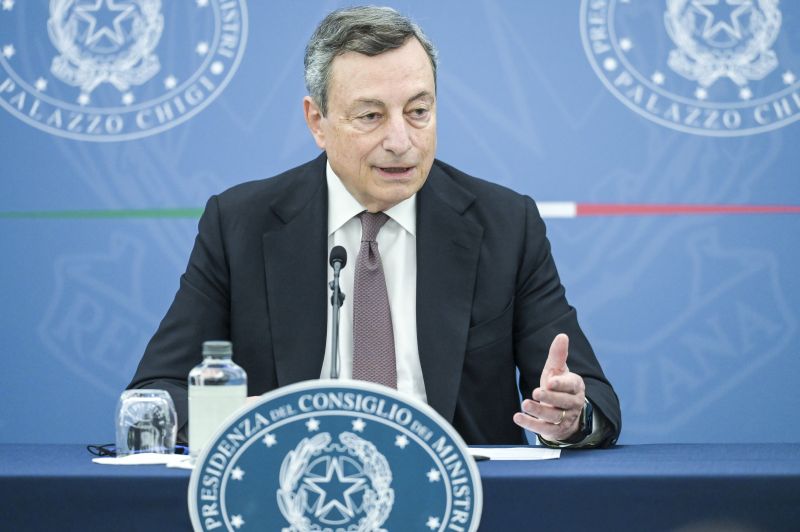 Draghi agli italiani “Vaccinatevi e rispettate le regole”