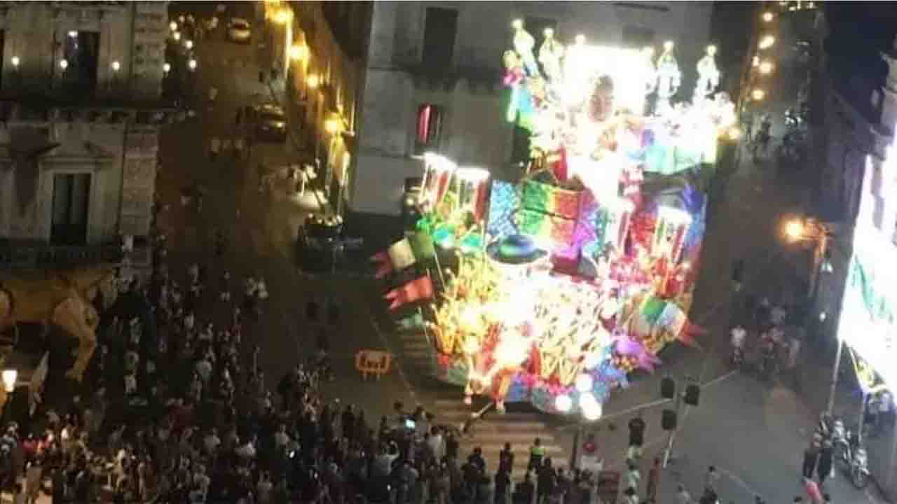 C'è troppa folla, il Carnevale estivo di Acireale sospeso nella prima giornata della manifestazione