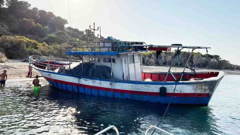 Rimozione barca migranti Pietre Cadute 1 - Copia