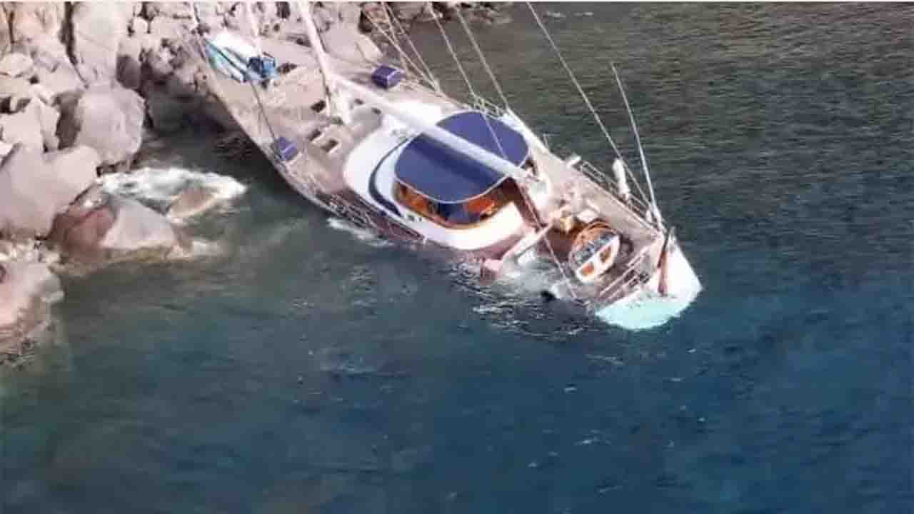 Veliero Ranieri di Monaco su scogli