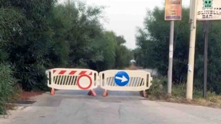 Via Marco Polo chiusa con transenne
