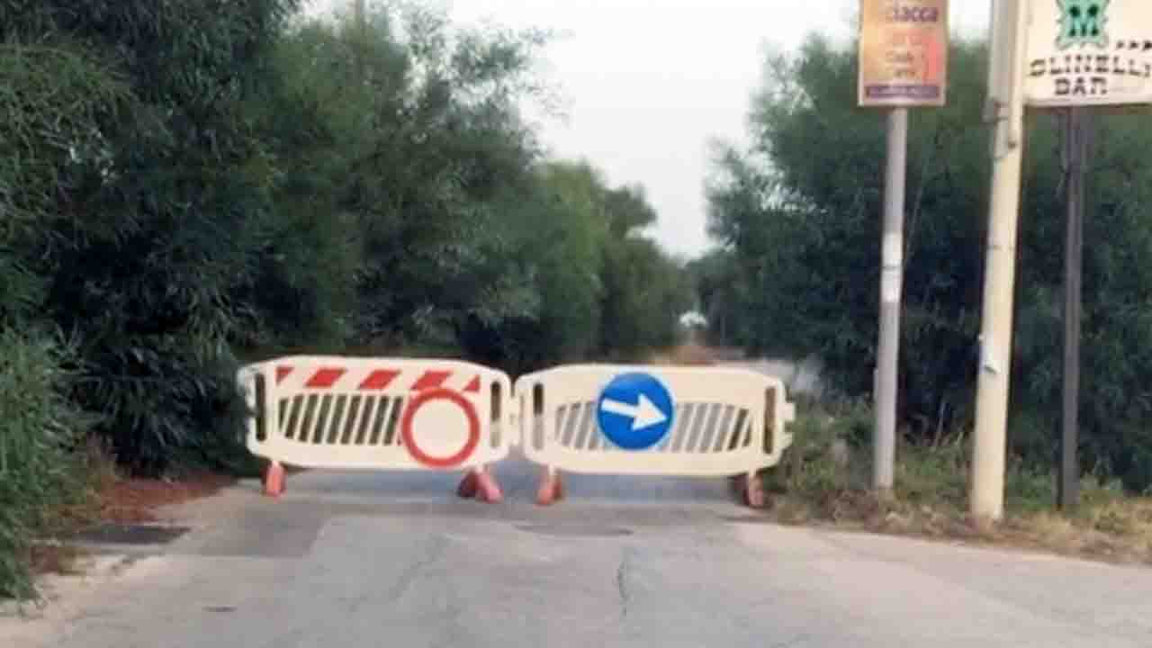 Via Marco Polo chiusa con transenne