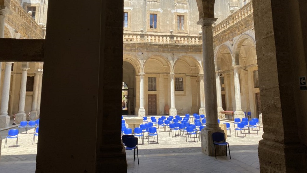 atrio-superiore-comune-di-sciacca-con-sedie-1024x768